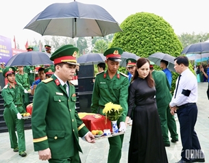 ខេត្ត Binh Phuoc រៀបចំពិធីគោរពវិញ្ញាណក្ខន្ធ និងបញ្ចុះសពយុទ្ធជនពលី ៨៩ អដ្ឋិធាតុ
